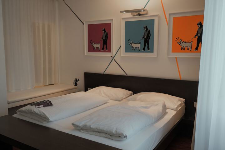 Room 40 of 102