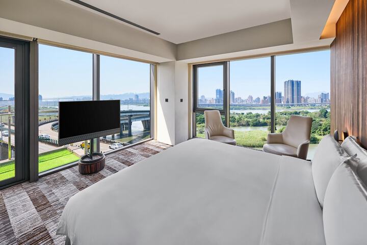 Room 5 of 42