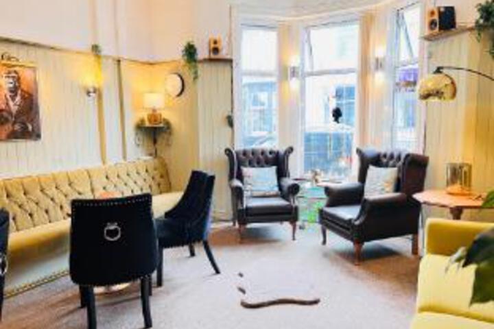 Lounge 2 of 23