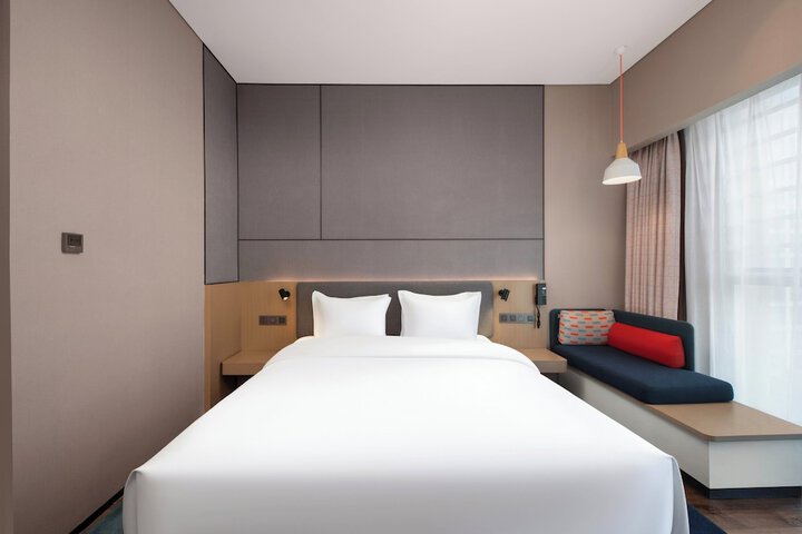 Room 16 of 102