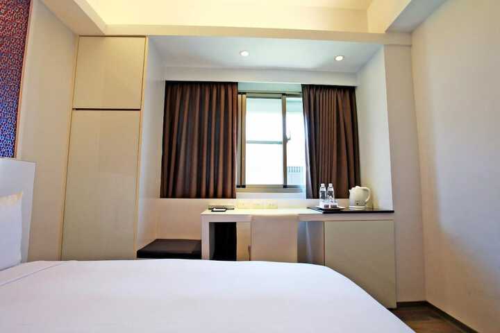 Room 32 of 49