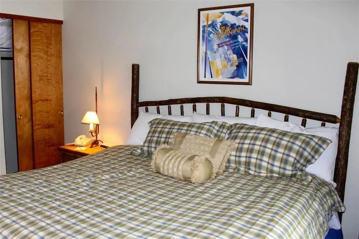 Room 4 of 8