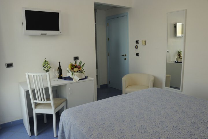 Room 6 of 44