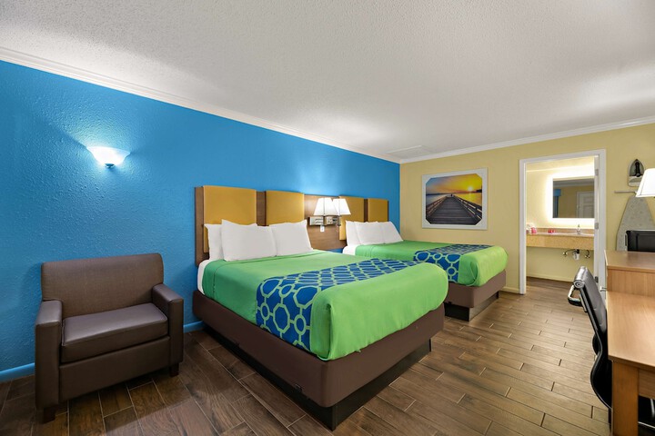 2 Queen Beds High Speed Internet Accessible Microwave and Refrigerator Work Desk Continental (6 of 7)