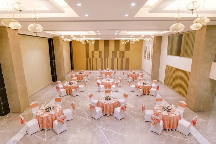 Ballroom/Hall 32 of 44