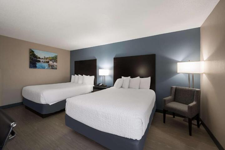 2 Queen Beds (13 of 16)