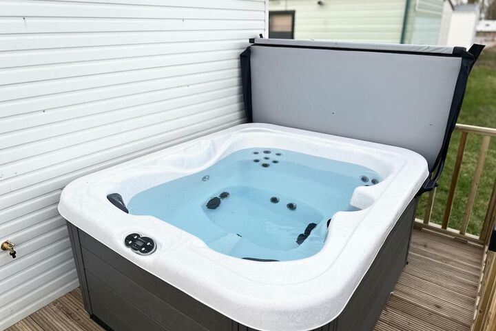 Impeccable 2-bed Lodge in Preston hot hub in Preston