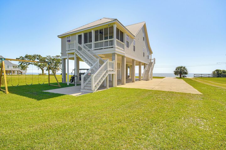 Walk to Beach: Oceanfront Home w / Outdoor Kitchen