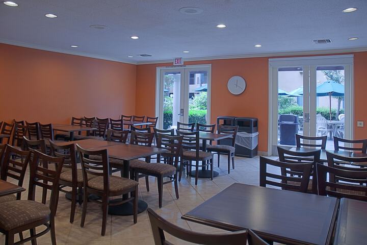 Dining 15 of 19