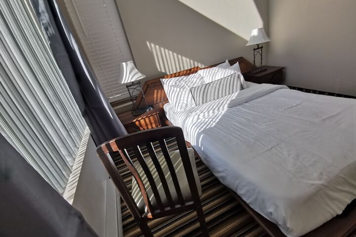 1 Queen Bed (16 of 18)