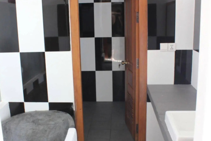Room 7 of 14