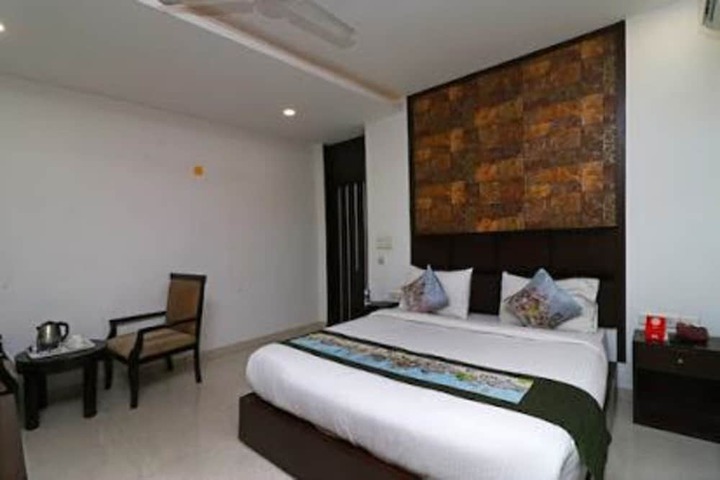 Room 7 of 12