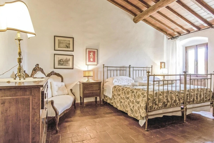 Room 5 of 16