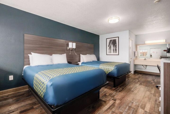 1 Queen Bed (19 of 31)