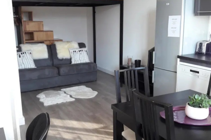 Room 5 of 9