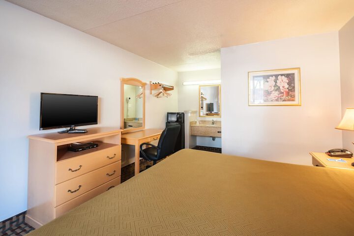 1 King Bed (2 of 8)
