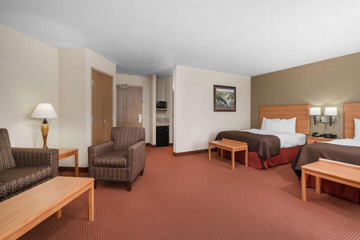 2 Queen Beds Deluxe Room (1 of 16)