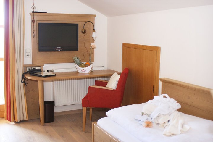 Room 3 of 64