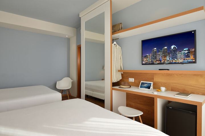 Room 32 of 84