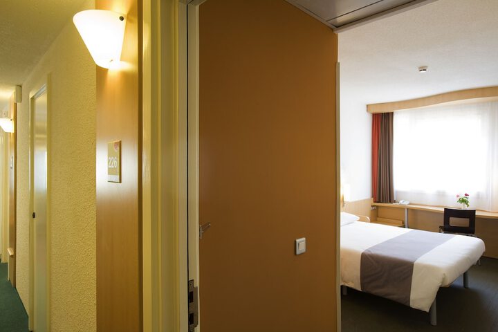 Room 4 of 38