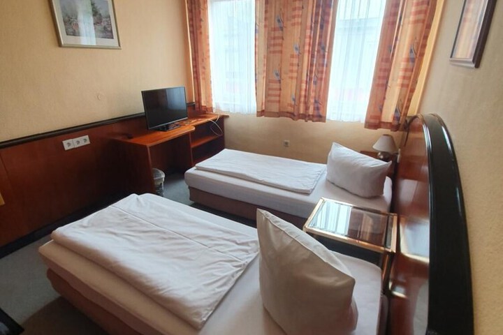 Room 10 of 34