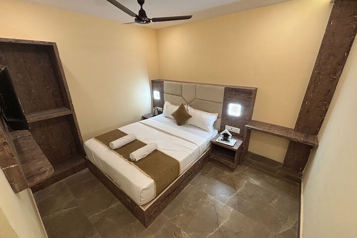 Room 9 of 9