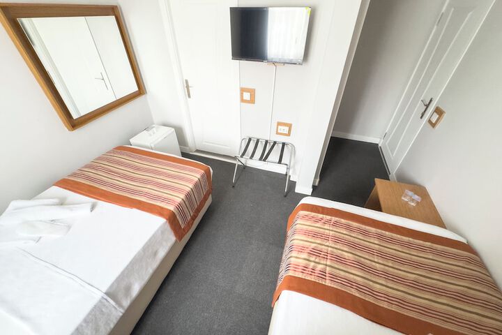 Room 28 of 99