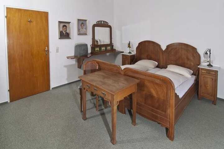 Room 10 of 31