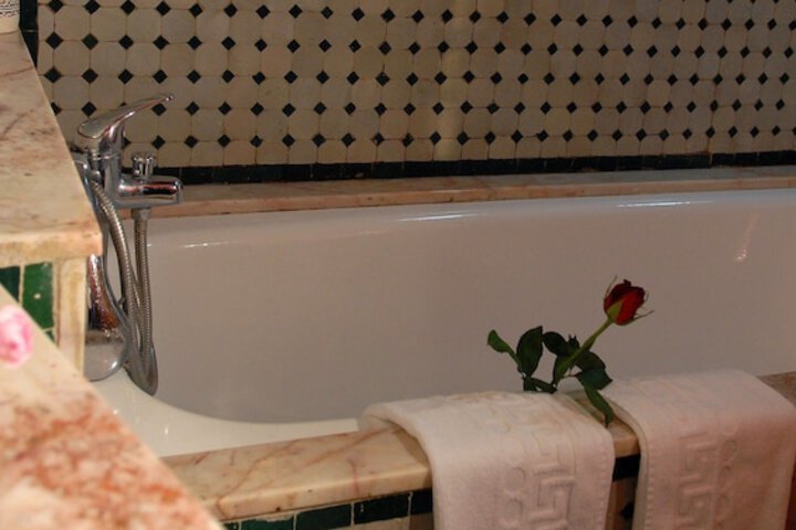 Deep soaking bathtub