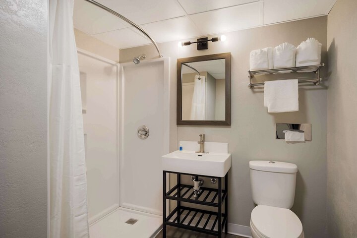 2 Double Beds (7 of 10)