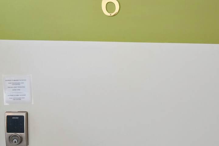 Room 40 of 183