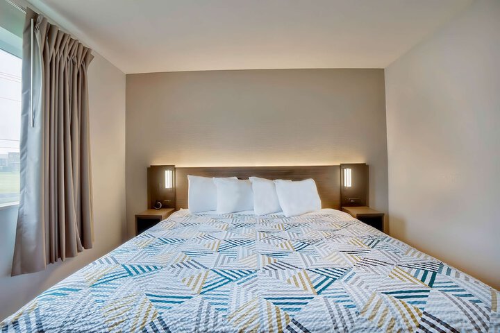 1 King Bed (3 of 19)
