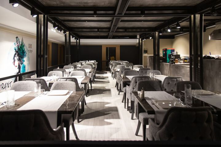Dining 35 of 46