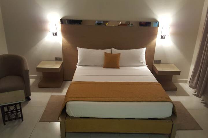 Room 9 of 90