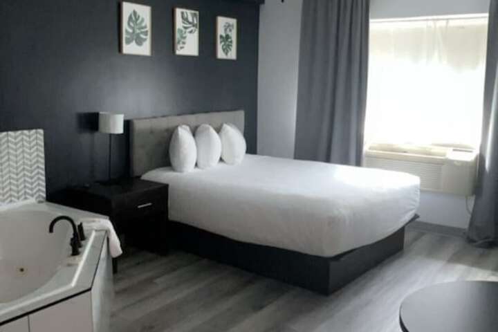 Superior Room 1 Queen Bed Kitchenette (6 of 26)