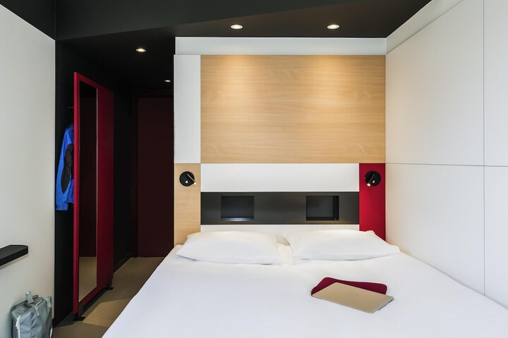 Room 9 of 31