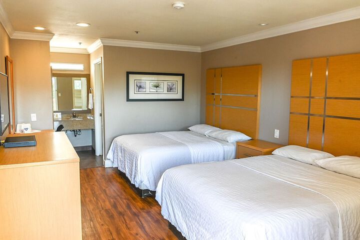 1 Queen Bed (2 of 22)