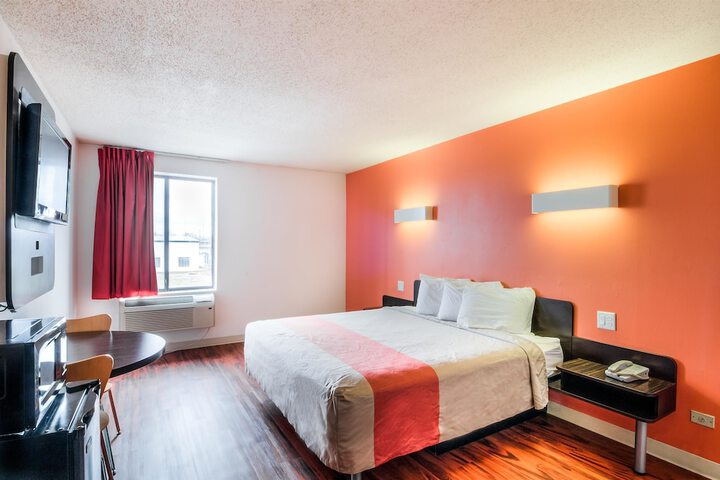 1 King Bed (12 of 14)