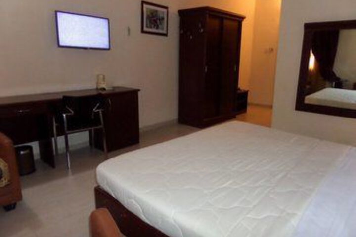 Room 16 of 33
