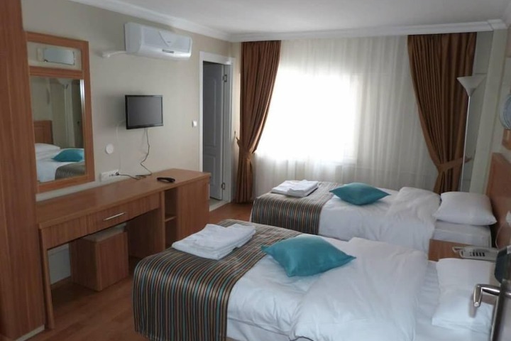 Room 10 of 28