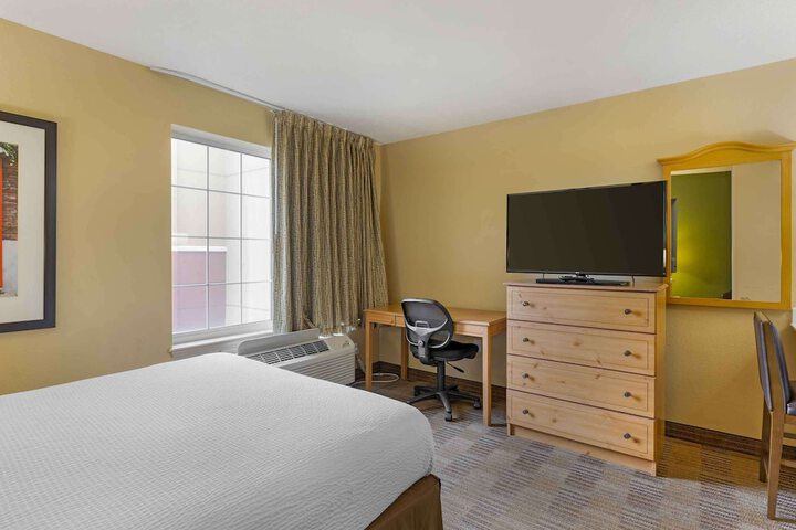 1 Queen Bed Kitchen (18 of 18)