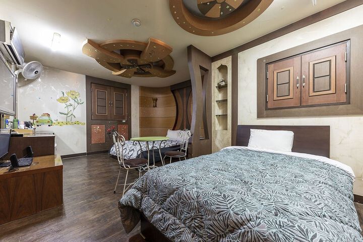 Room 6 of 27