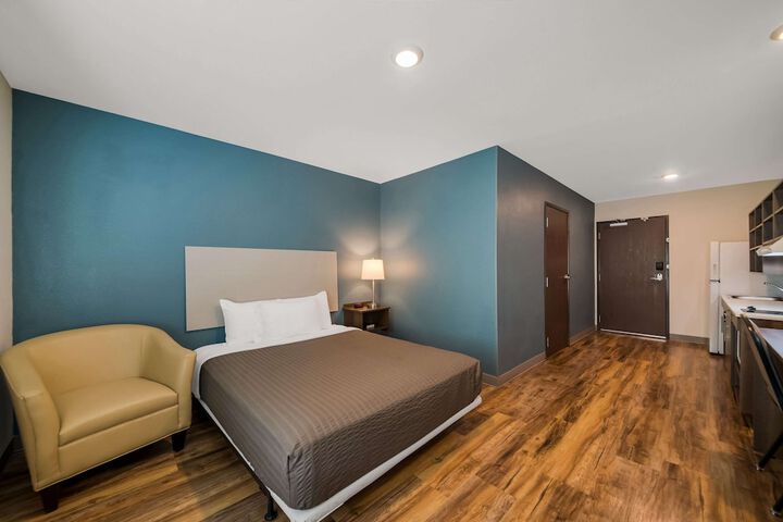 1 Queen Bed (4 of 12)