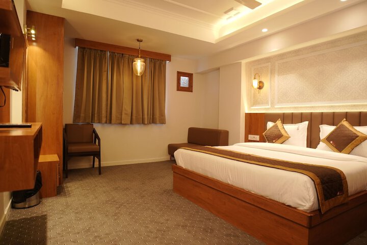 Room 6 of 9