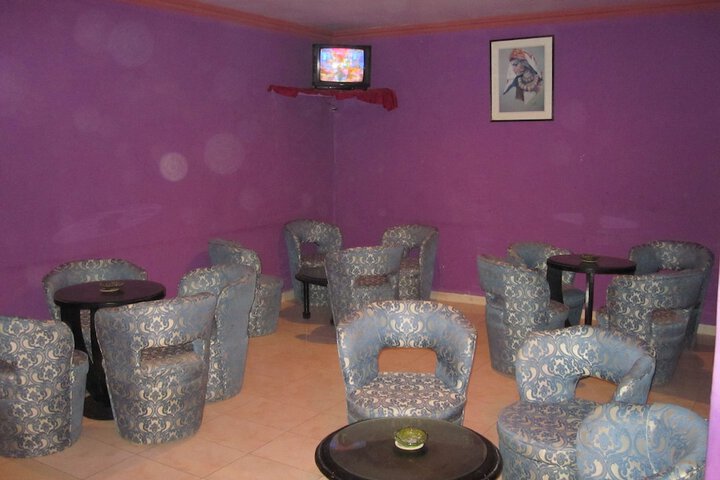 Lounge 33 of 43