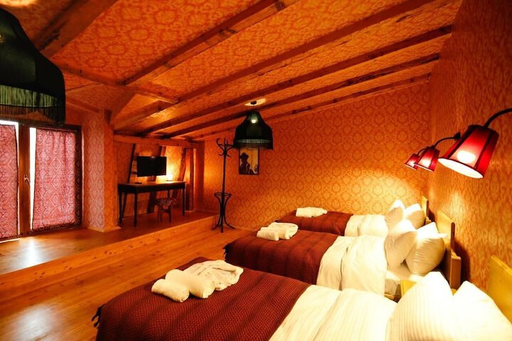 Room 3 of 73