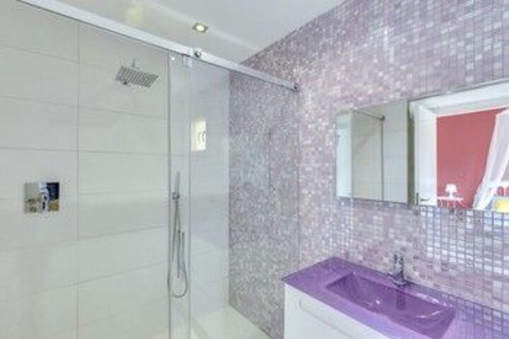 Room 2 of 32