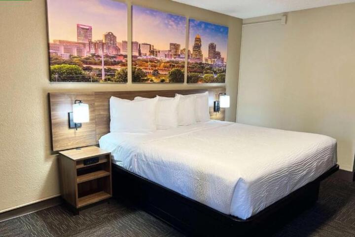 1 Queen Bed (4 of 8)