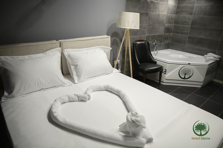 Room 10 of 80