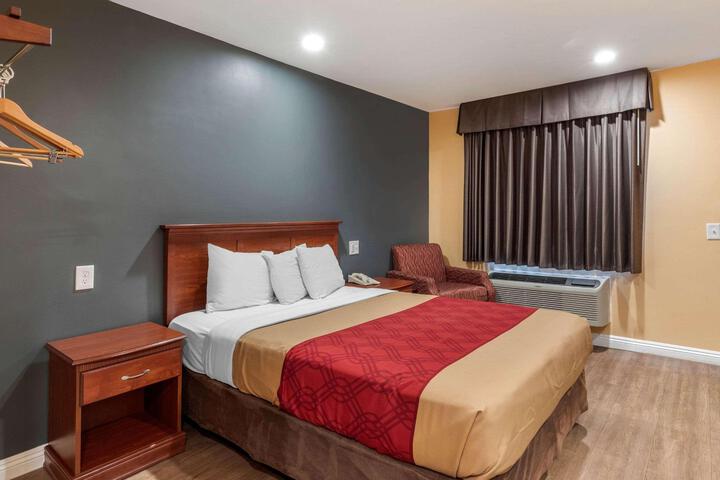1 Queen Bed (10 of 34)